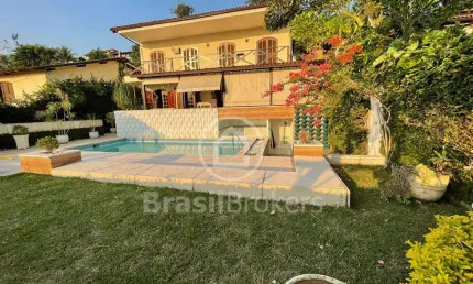 Casa 4 quartos, estilo colonial e moderno com vista linda e indevassável!