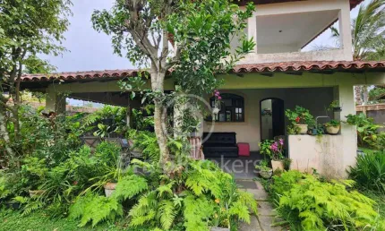 Descubra seu paraíso no Recreio! Casa duplex estilo colonial com vista espetacular para as montanhas em condomínio fechado.