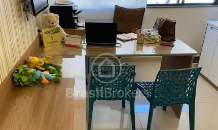 Barra da Tijuca - Excelente sala comercial de 30m2 divididos entre recepção, sala (2 ambientes separados) e banheiro. Reformado.