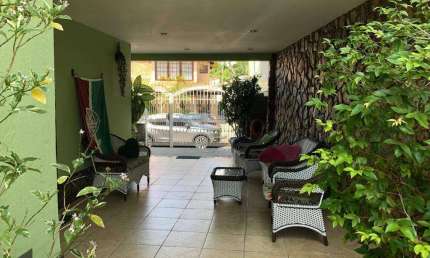 Suntuosa residencia, 04 quartos,melhor condomínio do Valqueire