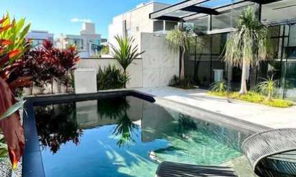 Casa de 300 m2 c/ 4 dorm. + piscina no Caledônia em Camboriú