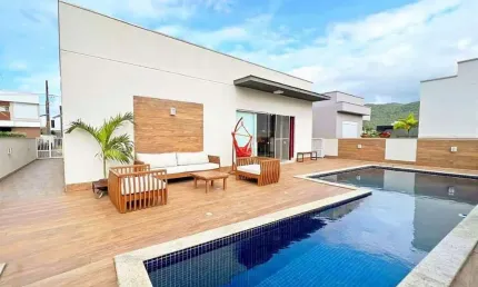 Casa de 285 m2 de 3 dorm. c/ piscina aquecida no Caledônia