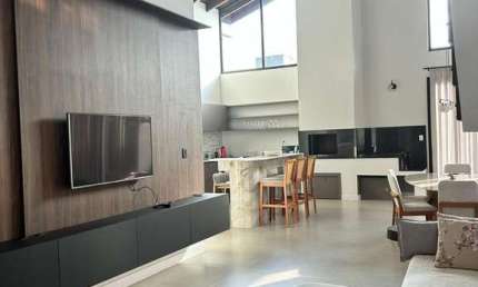 Casa de 280 m2 mobiliada c/ 3 suítes + piscina no Caledônia