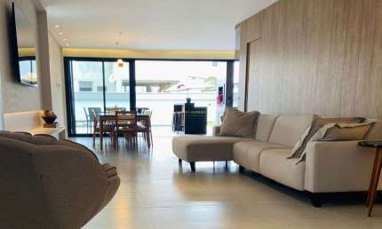 Casa de 330 m2 mobiliada c/ 4 suítes no Cond. Caledônia em Camboriú