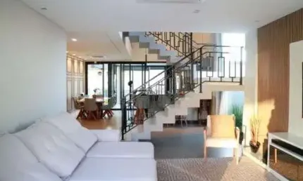 Casa de 300 m2 mobiliada c/ 4 suítes no Cond. Caledônia