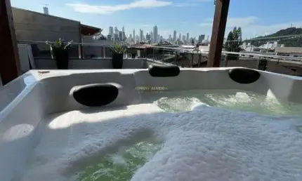 Casa no jd. das nações poucos metros da praia central de bc