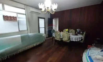 Terreno com Duas Casas Independentes, 5 Quartos, Terraço e 2 Vagas na Penha!