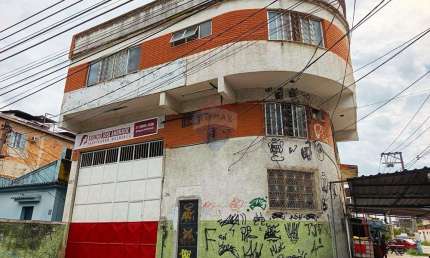 GALPÃO DE 310M² COM SALAS E BANHEIROS À VENDA EM BONSUCESSO!