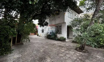 Casa dois andares com quintal, vaga para três garagens, dois banheiros, três quartos, area gourmet, cozinha, sala.