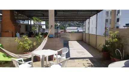 Casa  de vila triplex tendo terraço com churrasqueira e uma vaga de garagem