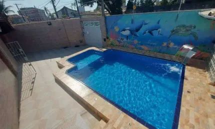 Excelente casa com 02 dormitórios e amplo espaço gourmet com piscina e churrasqueira na Vila Caiçara.