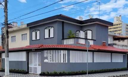 Excelente sobrado de 04 dormitórios, sendo 01 suíte, 04 vagas de garagem, piscina e churrasqueira. O imóvel está localizado na Vila Assunção bairro adjacente à Cidade Ocian, um dos bairros mais tradic