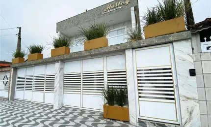 Linda casa de condomínio com 2 dormitórios e quintal privativo no bairro caiçara em praia grande!