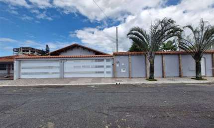 EXCELENTE CASA COM PISCINA E 4 SUÍTES EM PRAIA GRANDE!