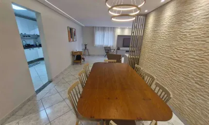 O imóvel está localizado na Vila Tupi, bairro que possui Escolas Municipais, Colégio Objetivo, Unidade de Saúde da Família, uma unidade do Conviver, além de estar próximo ao Ginásio Poliesportivo Rodr