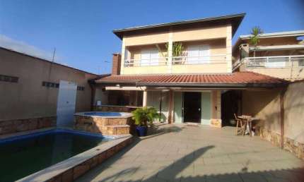 EXCELENTE CASA COM 4 SUÍTES E PISCINA EM PRAIA GRANDE!