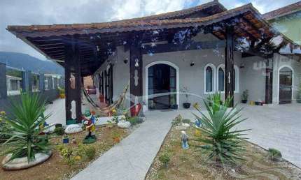 EXCELENETE CASA DE 4 DORMITÓRIOS COM PISCINA NO BAIRRO FLÓRIDA!
