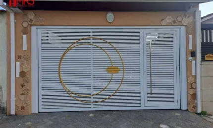 Excelente casa geminada de 02 dormitórios, sendo 01 suíte, 02 vagas de garagem com piscina na Vila Caiçara