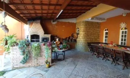 Excelente sobrado com 02 dormitórios, sendo 02 suíte amplas com sacada, copa e cozinha separada, amplo quintal com área de churrasqueira e depósito, 06 vagas de garagem. o imóvel está localizado na vi