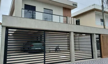 Excelente casa de condomínio sobreposta alta com 01 dormitório ampla sacada e 01 vaga de garagem. O imóvel está localizado no Jardim Esmeralda, bairro que tem recebido muita valorização através de rec