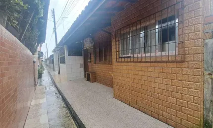 Excelente casa de condomínio tipo bangalô em ótimo estado de conservação. o imóvel está localizado na vila caiçara, bairro que vem recebendo cada vez mais investimentos na infraestrutura, além de ter 