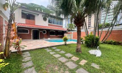 EXCELENTE CASA COM 3 DORMITÓRIOS E PISCINA NO BAIRRO BALNEÁRIO FLÓRIDA EM PRAIA GRANDE!