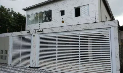Excelente casa de condomínio sobreposta alta com 02 dormitórios. O imóvel está localizado na Vila Sonia, bairro que tem recebido muita valorização através de recentes investimentos em Praia Grande pro