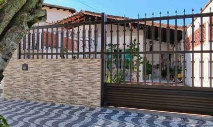 Excelente casa geminada com 02 dormitórios, sendo 01 suíte, 02 vagas de garagem, 01 edícula assobradada com a seguinte disposição: parte de baixo 01 cômodo com banheiro e na parte superior 02 cômodos 