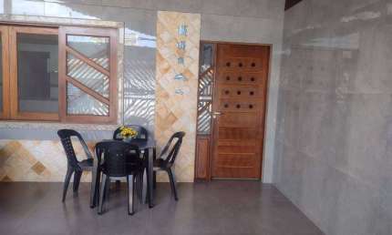 Excelente casa reformada de 02 dormitórios, 02 vagas de garagem. O imóvel está localizado no Vilamar na Vila Caiçara, bairro que vem recebendo e cada vez mais investimentos na infraestrutura, além de 