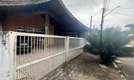 Excelente casa isolada com 03 dormitórios, sendo 01 suíte, 02 banheiros sociais, 04 vagas de garagem, 01 edícula assobradada.  O imóvel está localizado Solemar, bairro que vem se valorizando através d