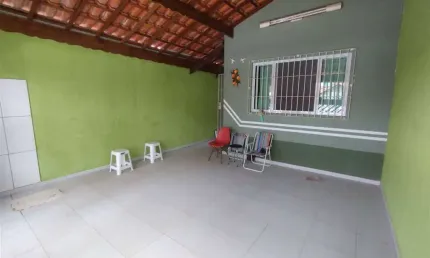 Excelente casa de 03 dormitórios, sendo 01 suíte, 02 vagas de garagem, reformada. O imóvel está localizado no Balneário Maracanã, localização que recebeu diversos investimentos na infraestrutura, prop
