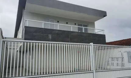 Excelente casa de condomínio sobreposta alta com 02 dormitórios e ampla sacada com churrasqueira. o imóvel está localizado na nova mirim, bairro que concentra vários serviços de educação, esporte e sa