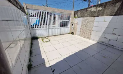 Excelente casa Individual, 01 dormitório, 02 vagas de garagem, 01 lavanderia,  O imóvel está localizado no Balneário Maracanã, localização que recebeu diversos investimentos, proporcionando mais comod