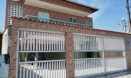 Excelente casa de condomínio sobreposta baixa com 02 dormitórios, 01 banheiro social e  quintal privativo. o imóvel está localizado no tude bastos, bairro que tem recebido muita valorização através de