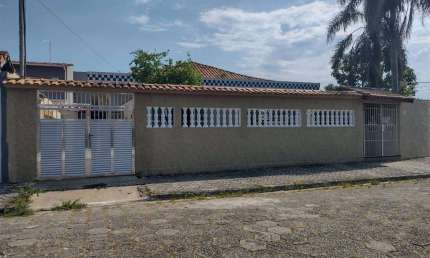 Excelente casa isolada com 03 dormitórios, sendo 01 suíte, edícula com 02 dormitórios, piscina, churrasqueira e 06 vagas de garagem no Balneário Maracanã.