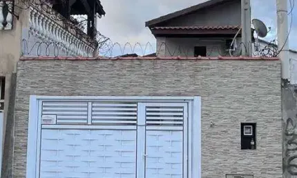 Excelente sobrado reformado e mobiliado com 05 suítes, 01 lavabo, 03 vagas de garagem. O imóvel está localizado na Vila Guilhermina, um dos bairros mais movimentados, tradicionais e procurados por tur