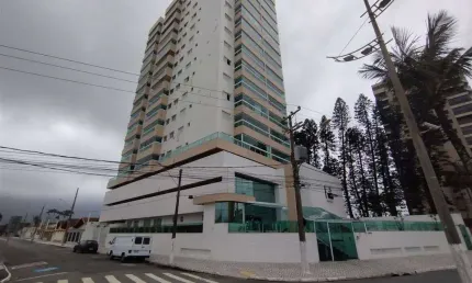 Excelente apartamento de 03 dormitórios, sendo 01 suíte, 02 vagas de garagem, sacada gourmet com churrasqueira e envidraçada, prédio frente ao mar com vista livre. o imóvel está localizado no balneári