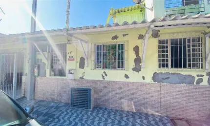 Excelente bangalo duplo com um dormitorio na parte superio e com vaga de garagem.