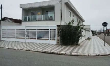 Excelente casa de condomínio sobreposta alta com sacada no bairro Maracanã, zona 1.