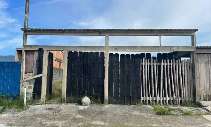 Excelente terreno plano e murado. O imóvel está localizado no Jardim do Trevo, bairro que tem recebido muita valorização através de recentes investimentos em Praia Grande proporcionando mais comodidad
