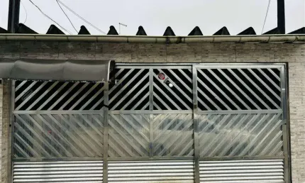 Excelente casa com 03 dormitórios sendo 01 suíte, 03 vagas de garagem, edícula com banheiro e ampla área com churrasqueira no Balneário Maracanã.
