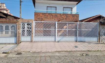 Excelente sobrado de condomínio na Vila Caiçara à 300 metros da praia.