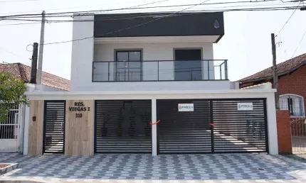 Excelente sobrado de condomínio com 03 dormitórios, sendo 01 suíte, sacada com churrasqueira, 01 vaga de garagem. o imóvel está localizado na vila mirim, bairro que tem recebido muita valorização atra