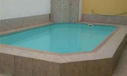 Excelente casa com 04 dormitórios, sendo 02 suítes, piscina e edícula no Jardim Imperador. Aceita permuta por imóvel rural (sítio ou chácara).