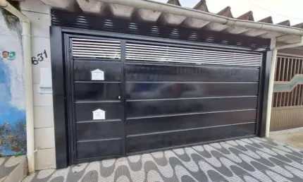 Excelente casa geminada com 01 dormitório, sala, cozinha, 02 vagas de garagem, 01 edícula sendo suíte e mais 02 cômodos na parte superior. O imóvel está localizado no Jardim Melvi, bairro que vem se v