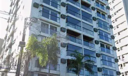 Excelente apartamento de 03 dormitórios, sendo 01 suíte, 02 sacadas, 01 vaga de garagem rotativa, prédio frente ao mar com vista livre. O imóvel está localizado no bairro Itararé em São Vicente, local
