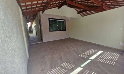 Excelente casa geminada com 02 dormitórios no bairro maracanã em praia grande!