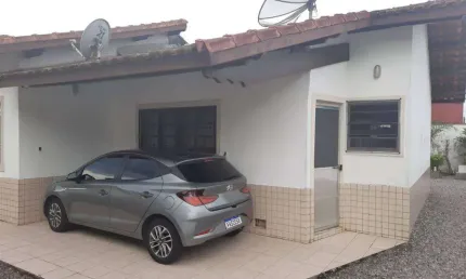 Excelente casa de condomínio de 02 dormitórios, 01 banheiro social, 01 vaga de garagem exclusiva. o imóvel está localizado na vila balneária, bairro que tem recebido muita valorização através de recen