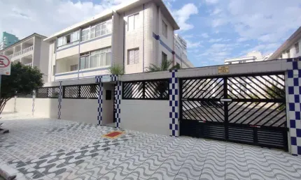Excelente kitnet reformado em andar térreo com vaga de garagem. O imóvel está localizado no Canto do Forte, bairro que se destaca por toda sua infraestrutura, beleza e comodidade, além de ser um dos m