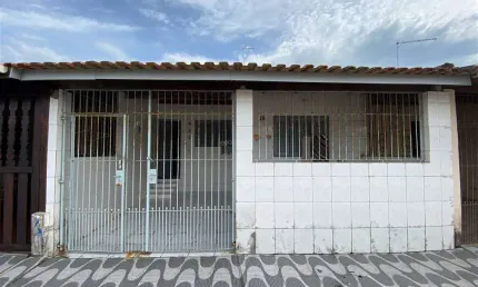 Excelente casa de condomínio dividida em sala, quarto, cozinha, banheiro, quintal e 01 vaga de garagem no jardim real